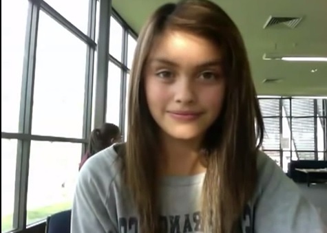 Tai dieu khien long may nhay mua cua co gai xinh dep hinh anh