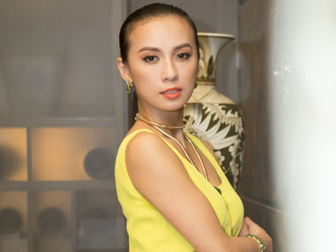 MC Huyen Ny kheo chon vay vang ton voc dang hinh anh