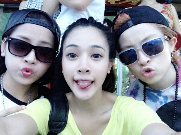 Khoanh khac hot girl Viet giong het nhau hinh anh