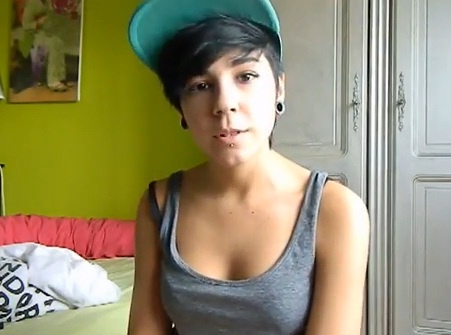 Clip co gai Phap cover 'Xin loi anh' bang tieng Viet hinh anh