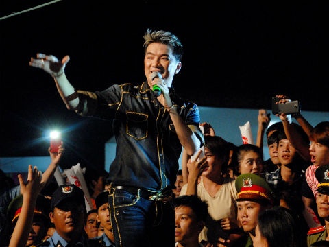 Dam Vinh Hung gay bao trong ngay hoi sinh vien mien Tay hinh anh