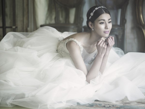 My nhan phim 'Giay thuy tinh' vui mung len chuc me hinh anh