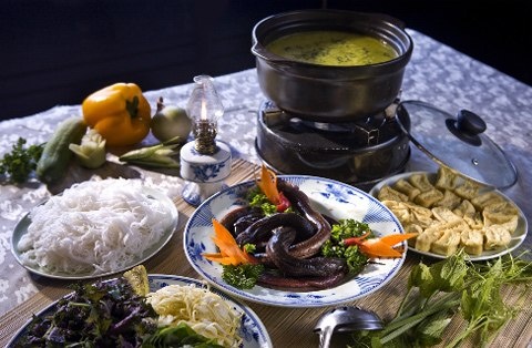 Luon om chuoi dau bo, re trong tiet troi dong hinh anh