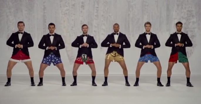 6 chang trai mac quan short nhay theo nhac xon xao dan mang hinh anh