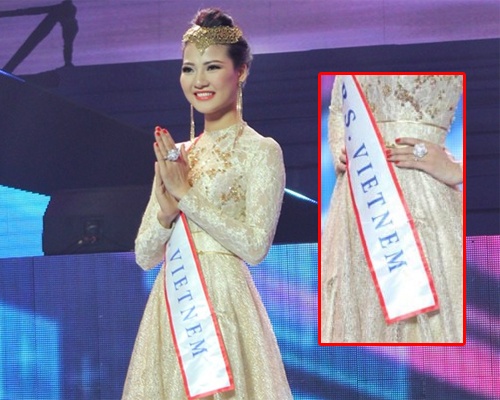 Dan mang buc xuc vi Hoa hau deo bang sai ten Viet Nam hinh anh