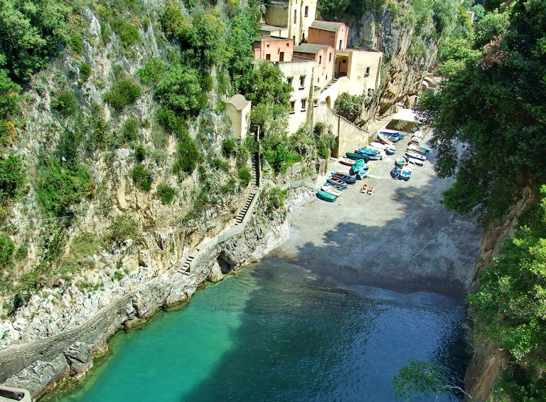 Thi tran an trong vung vinh dep nhu tranh ve o Y hinh anh