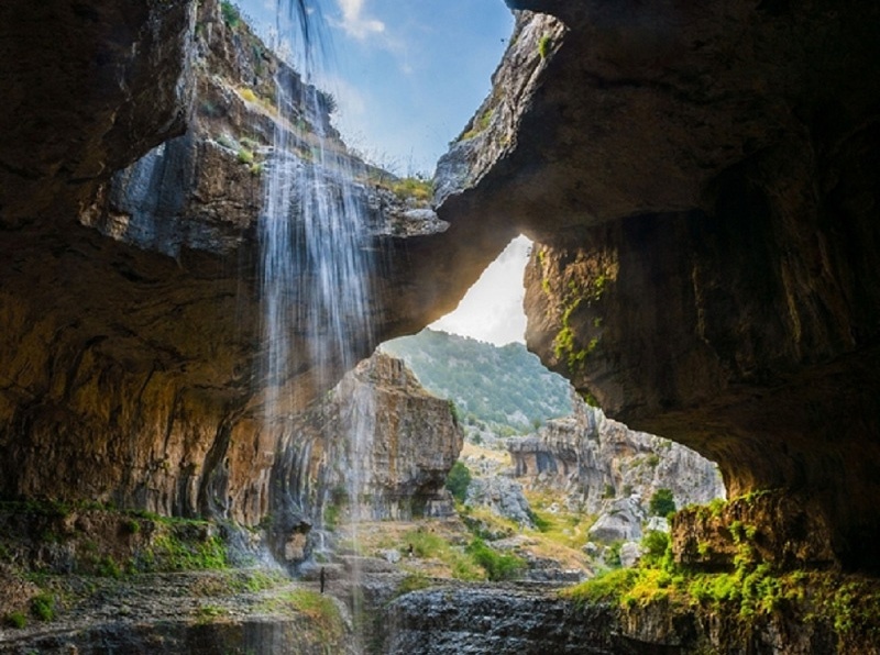 Ngon thac do vao hong hang ngoan muc o Lebanon hinh anh