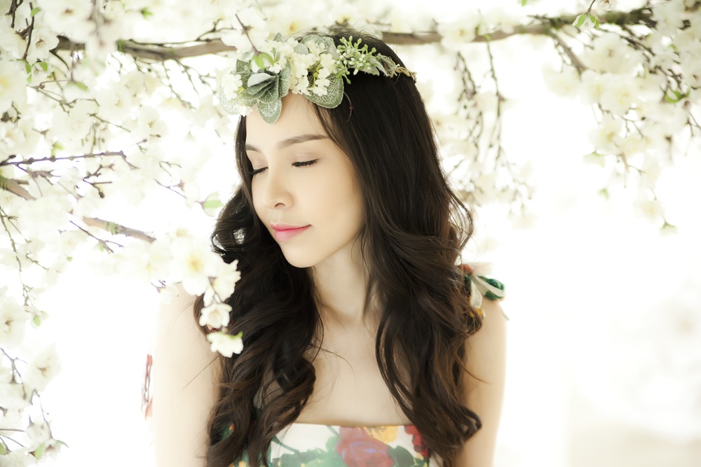 Ngoc Bich ruc ro dam hoa don chao nam moi hinh anh