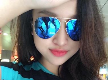 Sao Viet phai long kinh mat guong hinh anh