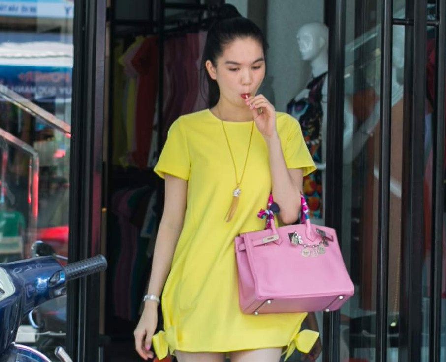 Ngoc Trinh xach tui Hermes 400 trieu moi tau ra pho hinh anh