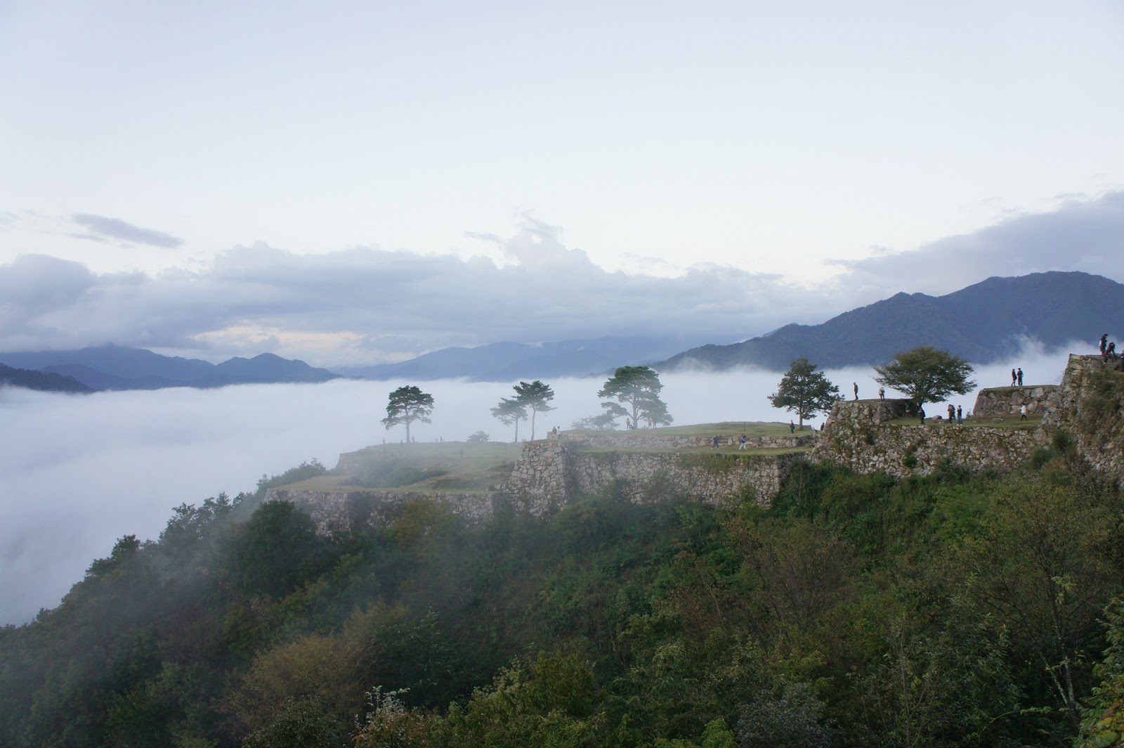 Lâu đài mang vẻ đẹp của một thời hoàng kim, vinh quang xưa, thu hút hàng trăm ngàn lượt du khách viếng thăm mỗi năm. 