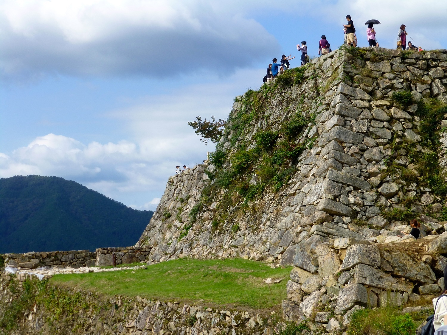 Trải qua một thời gian dài bỏ hoang, tàn phá của chiến tranh mà toàn bộ cấu trúc của lâu đài sụp đổ, suy thoái dần và ngày nay trông vào lâu đài chỉ còn lại tàn tích là nền móng, bậc thềm. 