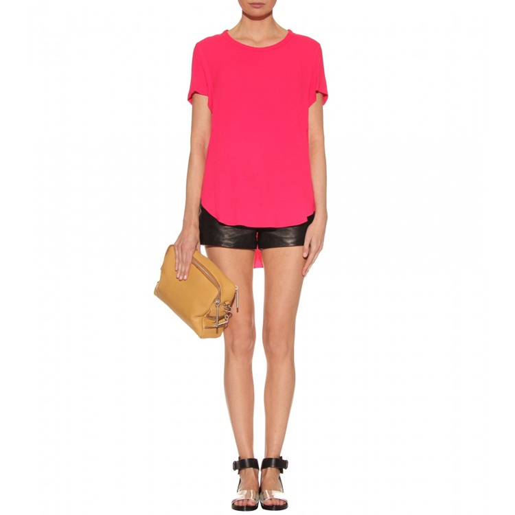 Giày metallic và quần, váy hay áo khoác chất liệu da là những “bộ đôi hoàn hảo” giúp cô nàng mùa hạ trở nên nổi bật và đẳng cấp hơn.