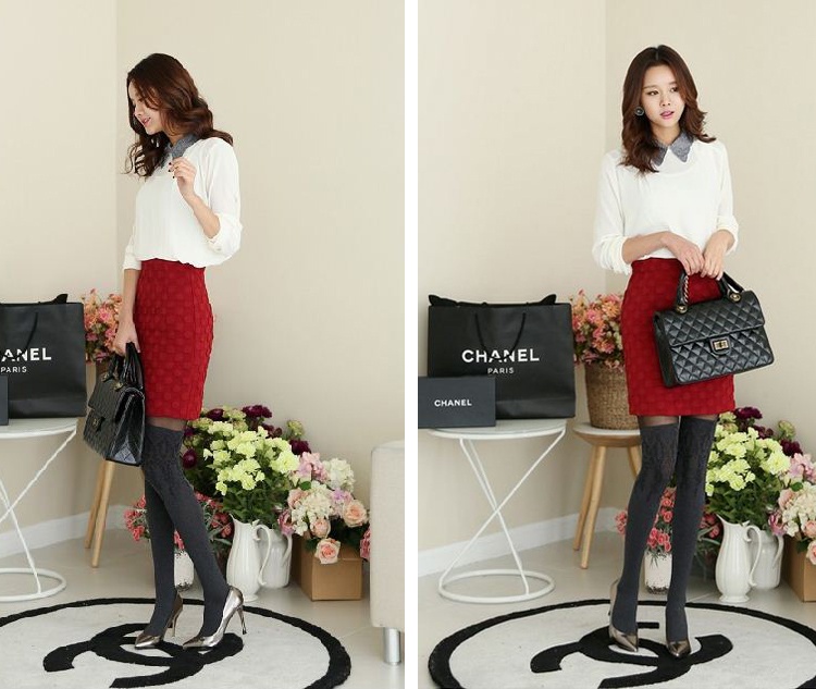 Để trông mới lạ, bạn đừng ngại mang giày metallic và vớ dài, hoặc vớ ngắn, vừa che chắn chân xinh khỏi nắng nóng, vừa tạo nên tổng thể trang phục sành điệu và cá tính.