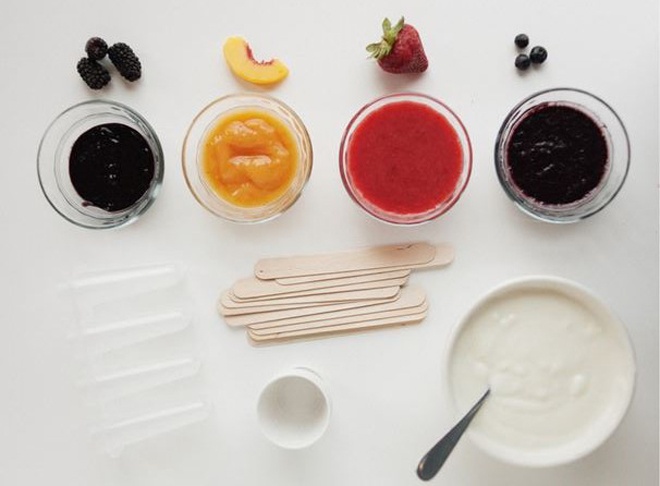 Nguyên liệu :   - Vài quả dâu tằm, dâu tây, đào, việt quất (có thể thay bằng xoài, chuối, dứa, dưa hấu hoặc kiwi) và mật ong.  - 1 cốc sữa chua hương vani.  - 3  thìa canh mật ong.  - Từ 2 đến 3  thìa canh bơ.  - Khuôn làm kem (có thể mua ở siêu thị hoặc shop bán vật liệu làm bánh).  Cách làm 