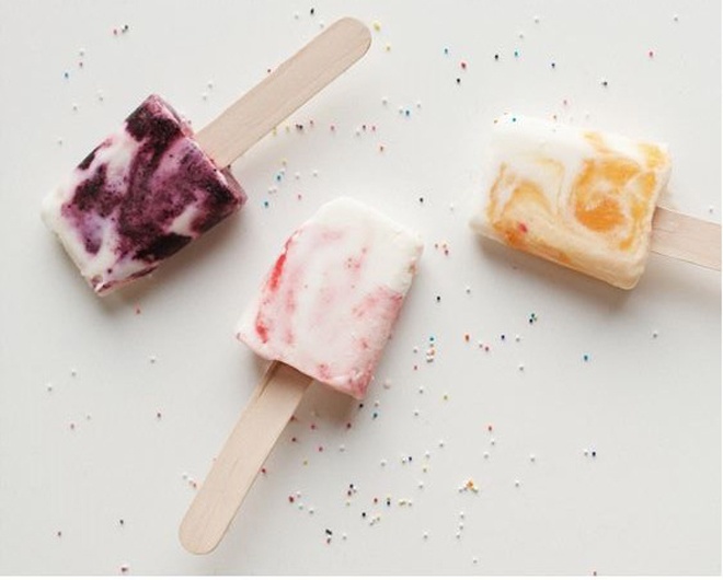 Kem từ lâu đã trở thành món ăn vặt được giới trẻ yêu chuộng trong những ngày nắng nóng. Những que kem mát lạnh với hương vị tuyệt vời từ trái cây và sữa chua béo thơm, mát lạnh sẽ giúp bạn giải nhiệt cực nhanh. Hè đã về tràn ngập các con phố, khắp mọi nẻo đường, do đó hãy trốn nắng mùa hạ bằng những que kem sữa trái cây thật là mát, thậ là ngon theo công thức dưới đây nhé. 