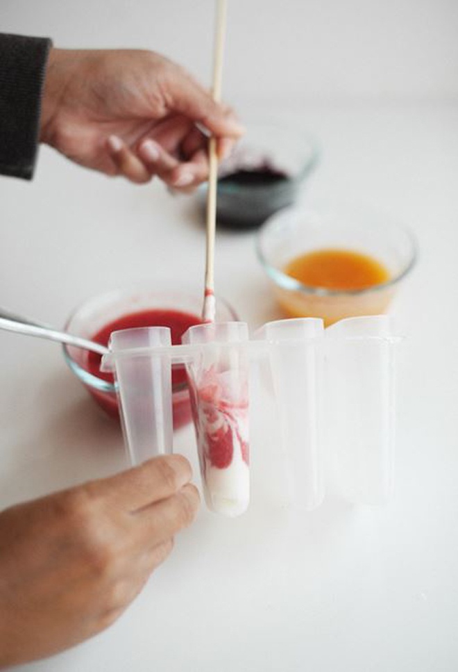 Bước 1: Xay nhuyễn trái cây để riêng ra từng loại. Sữa chua trộn với mật ong và bơ cho thật mịn. 