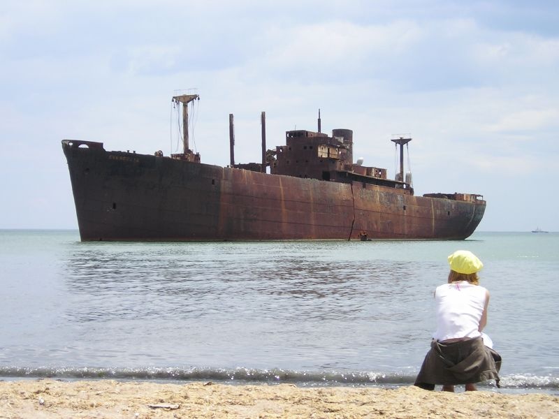 Giả thuyết đã được ủng hộ bởi thực tế là trong thời gian xảy ra thảm họa này, mặc dù sương mù đã rất dày đặc, nhưng biển là vô cùng yên tĩnh và cũng gần như tất cả các thiết bị tàu đều làm việc một cách hoàn hảo.