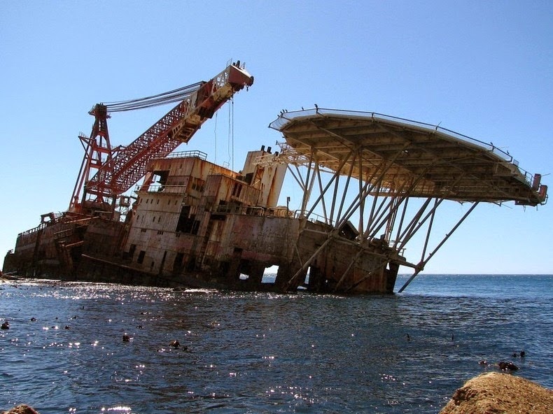 Tàu kéo được thuê để kéo chiếc BOS 400 từ Cộng hòa Congo đến Cape Town, Nam Phi. Dây thừng kéo bị vỡ lỏng và trở nên lỏng lẻo do cơn bão gây ra đã khiến cho con tàu BOS 400 mắc cạn tại Mũi Duiker gần Vịnh Sandy và nó đã nằm ở đấy cho đến bây giờ. Mặc dù có nhiều cố gắng lôi nó ra khỏi địa điểm mắc cạn, nhưng tàu đắm đã được coi là một tổn thất cũng như những con tàu cứu hộ chỉ có thể phục hồi nó với tỉ lệ ít từ xác tàu.