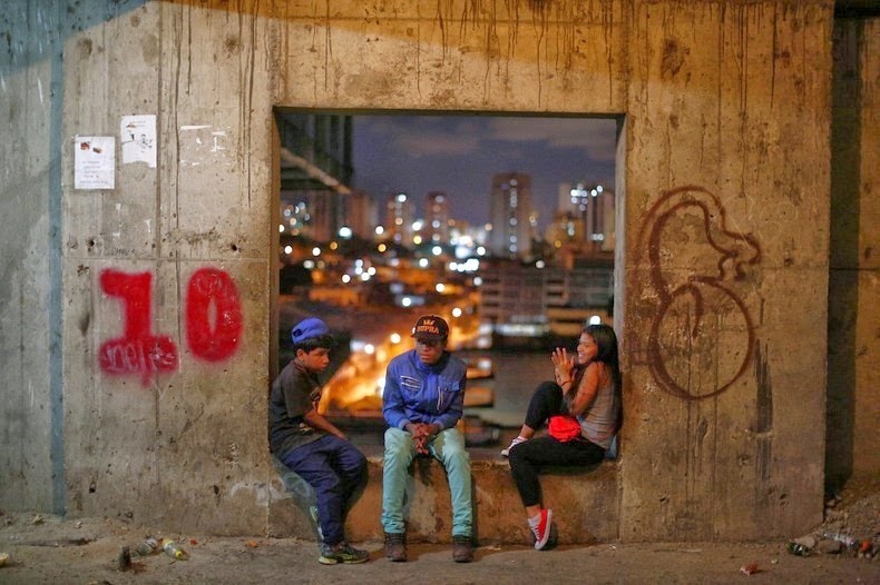 Nhiều người trong tòa tháp từng là cư dân đến từ một quốc gia nào đó trên thế giới.