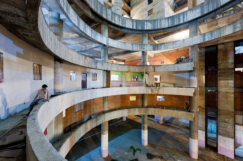 Ngày nay cư dân của tòa tháp và đặc biệt là những người phụ trách quản lí vẫn còn rất nhạy cảm với những phương tiện truyền thông do những ấn phẩm thường xuyên mang tiêu đề như “Tháp khủng bố”, “Tòa chọc ổ chuột chọc trời”, “Bên trong khu ổ chuột cao nhất thế giới” hay tiêu đề nhạy cảm “người phụ nữ bị cưỡng hiếp trong tháp David” thậm chí tòa tháp còn xuất hiện trong một tập phim truyền hình Quê hương mang nội dung không tốt đẹp cho nơi đây, nên cũng khó để một ai đó được phép ghé thăm. Nhưng may mắn cho nhiếp ảnh gia Jorge Silva của hãng thông tấn Reuters, anh có cơ hội chụp lại những hình ảnh sống động về cuộc sống thực bên trong khu ổ chuột cao nhất thế giới này.