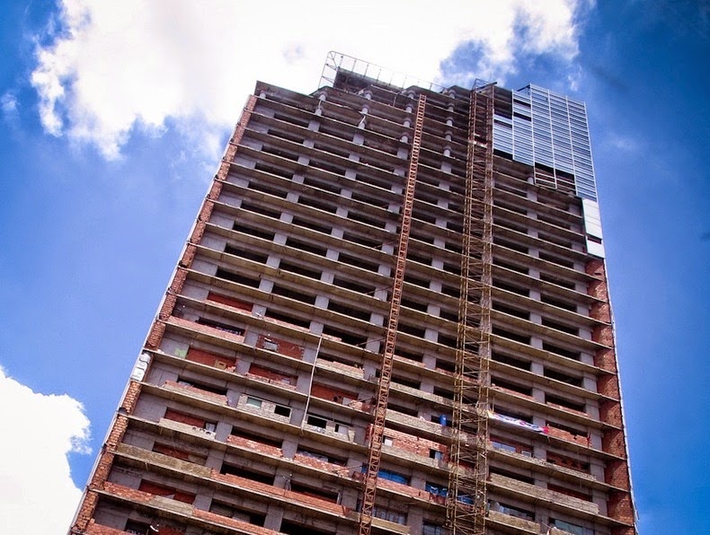 Chính phủ đã nắm quyền kiểm soát về tòa nhà và quá trình xây dựng không bao giờ được hoàn thành. Tòa nhà không có thang máy, hệ thống điện, nước vẫn chưa được cài đặt, không lan can, ban công và cửa sổ, thậm chí cả những bức tường ở nhiều tầng cũng còn đang trong quá trình xây dựng dang dở.