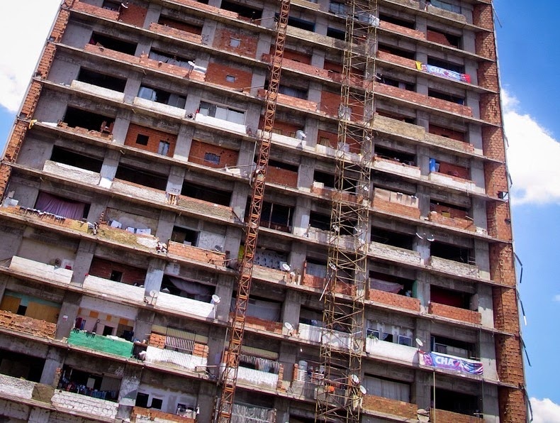 Những người đầu tiên đến với tháp, nhiều tháng liều họ phải sống trong những túp lều chật chội, ngày nay hầu như mọi thứ đều được xây dựng bằng gạch.