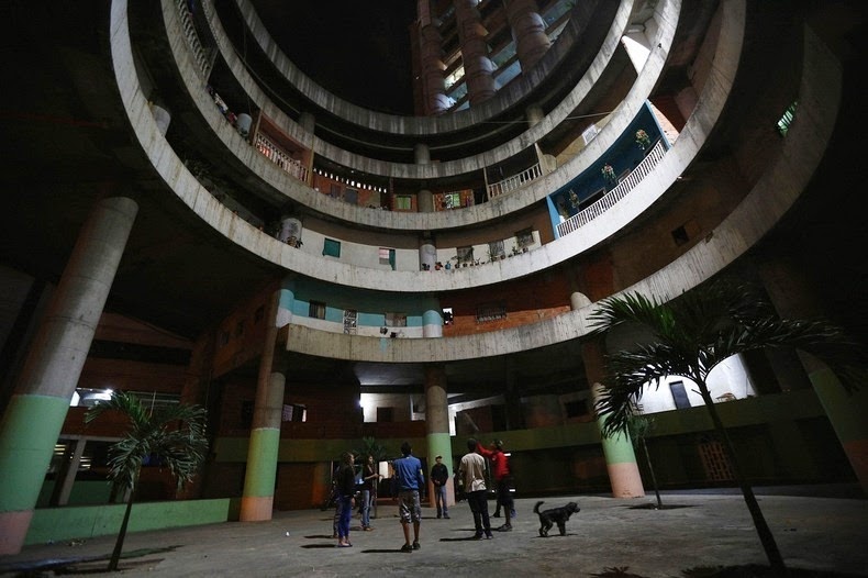 Tòa tháp có 45 tầng nhưng chỉ có 28 tầng là nơi sinh sống. Thang máy không có nên người dân sử dụng xe máy để đi lên và xuống 10 tầng đầu tiên, đối với những tầng còn lại họ đi cầu thang bộ. 