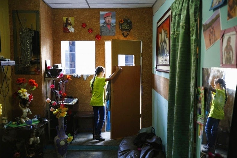 Cũng trong thời điểm đó, tòa tháp nhanh chóng được biết đến như một điểm nóng của tội phạm và ma túy. Mặc dù vậy, nhưng những người dân lấn chiếm khu vực bất hợp pháp này đã tự mình quản lý để xây dựng một cộng đồng thoải mái.