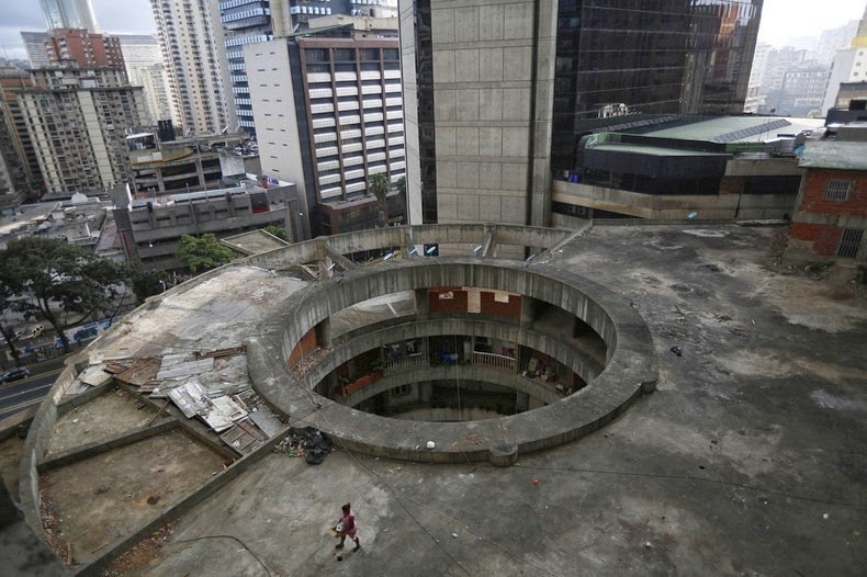 Thậm chí một số người dân nơi đây có xe ô tô, đậu bên trong bãi của tòa nhà. 