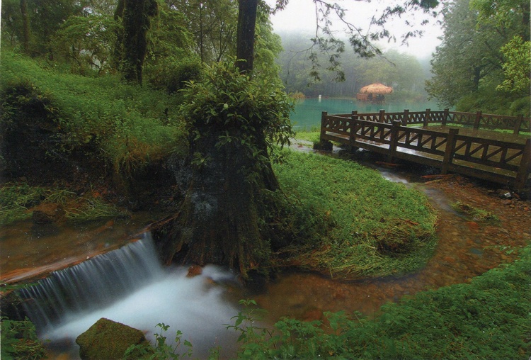 A Lý còn có một điểm tham quan thú vị khác là đầm Tỷ Muội. Đầm Tỷ Muội là 2 hồ nước trong vắt nằm sát cạnh nhau, với Đầm Tỷ có hình chữ nhật, rộng hơn 480 m2.