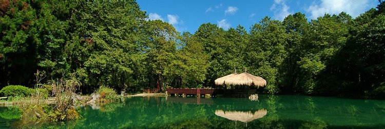 Đầm Muội hình tròn, rộng khoảng 60m2, mùa hè mực nước đầm dâng lên cao nhất, và xuống thấp nhất vào mùa đông. Giữa hồ còn có đình Tương Tư được làm từ gỗ cối, ngoài ra còn có lối đi quanh hồ dài khoảng 180m.