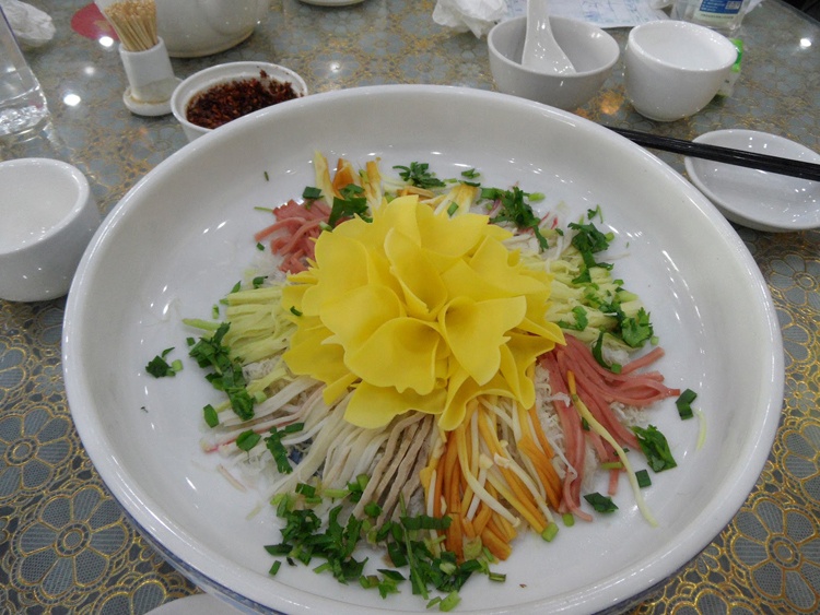 Bên cạnh ngắm hoa và tham gia Lễ hội hoa mẫu đơn, khi đến Lạc Dương, du khách còn được thưởng thức đặc sản ẩm thực nổi tiếng nhất ở đây, đó là món “Lạc dương thủy tịch”.