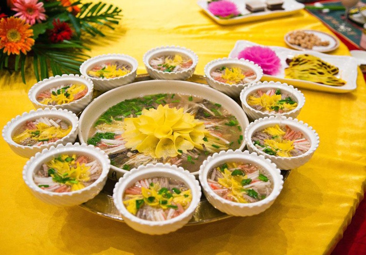 “Lạc dương thủy tịch” có nguồn gốc từ thời nhà Đường, gồm 24 món có nước, được bày trí đẹp mắt với tạo hình hoa mẫu đơn ở giữa. 