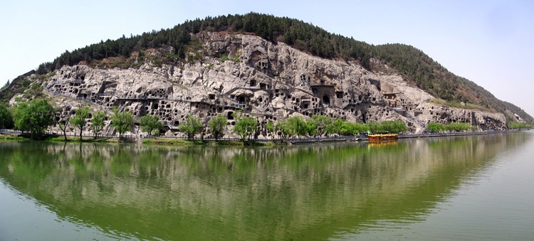 Ngoài ra, do là một trong 4 cố đô nổi tiếng của Trung Quốc, nên khi đến thành phố Lạc Dương, ngoài việc thưởng thức hoa mẫu đơn, bạn còn có thể tham quan nhiều địa danh nổi tiếng khác như Long Môn động, chùa Bạch Mã, tháp Tề Vân …