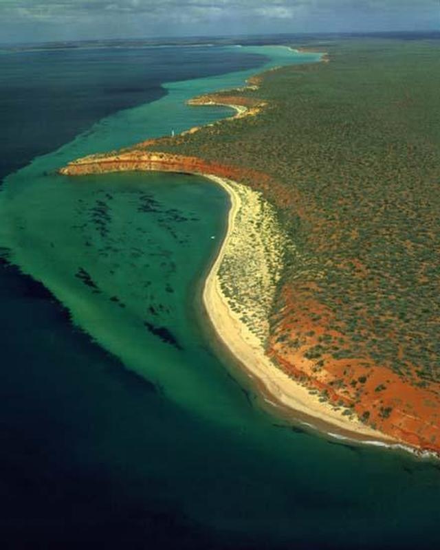 Nằm rải rác xung quanh vịnh Cá Mập đặc biệt là trong bán đảo Peron bên trong vườn quốc gia Francois Peron có một số hồ muối thạch cao mà được người dân địa phương gọi là hồ Birridas.