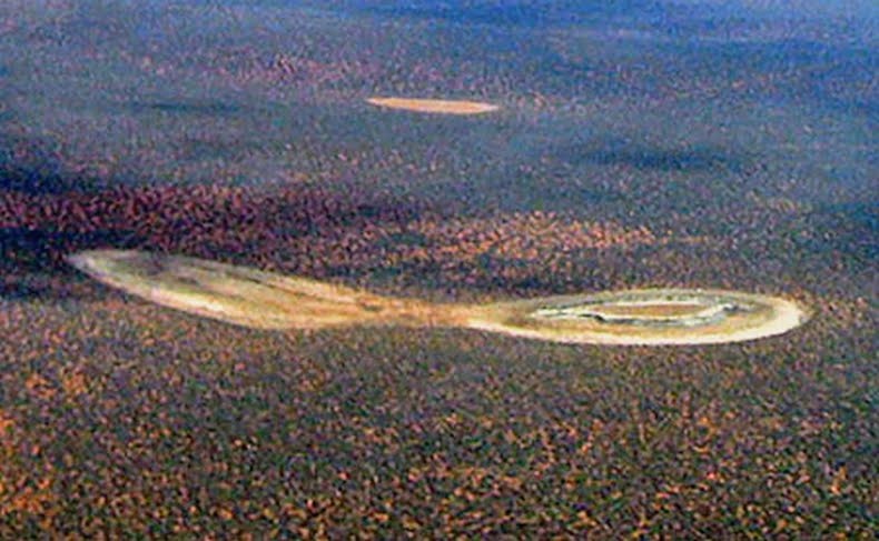 Khi nhiệt độ tăng lên, mực nước biển giảm xuống, các hồ khô cạn dần tạo nên những chỗ hỏm lòng chảo sâu hoắm chứa đầy muối và canxi sulfat xốp mềm như bột thạch cao.