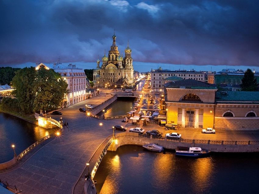 16. St. Petersburg, Nga  Cố đô của Nga, hay còn được gọi là “Thành phố Thánh Phêrô” đã tăng được thêm 4 bậc so với năm ngoái, và vẫn chứng tỏ sức hút với du khách quốc tế bởi có nhiều địa danh tham quan độc đáo, mang giá trị văn hóa, lịch sử lâu đời như  Nhà thờ Saint Isaac, Peter, Pháo đài Paul trên đảo Zayachy, Quảng trường Cung điện, Cung điện Mùa đông, Cung điện Petergof và Nevsky Prospekt.