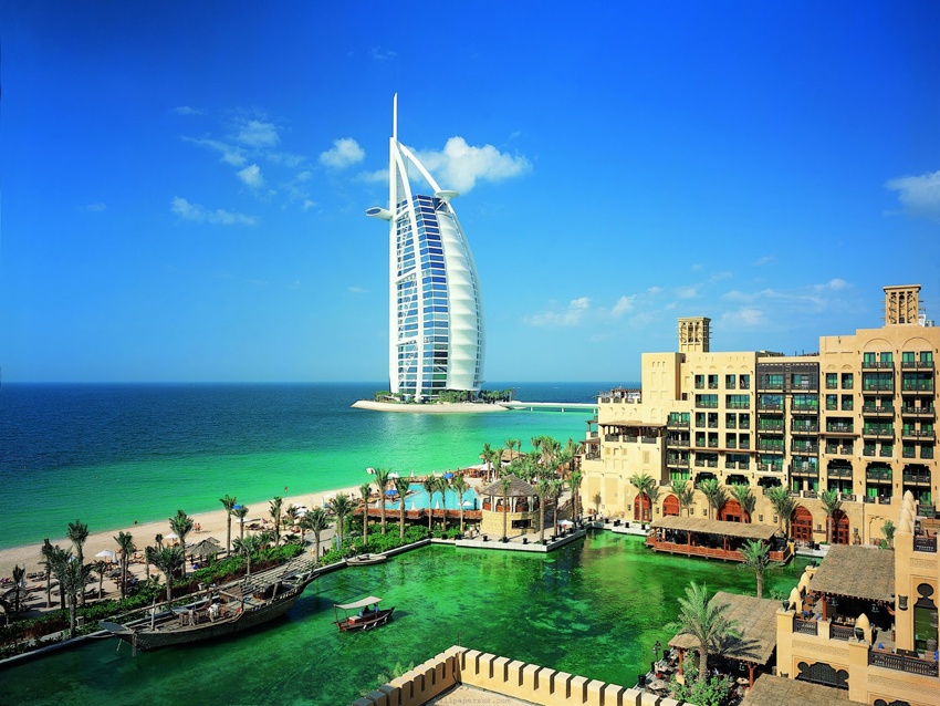 17. Dubai, Các Tiểu Vương quốc Ả rập  Cũng giống như Hà Nội, lần đầu tiên Dubai lọt vào bảng xếp hạng du lịch uy tín của TripAdvisor. Thành phố biển Dubai được đánh giá là một trong những thành phố an toàn nhất thế giới, là trung tâm hàng không của khu vực. 