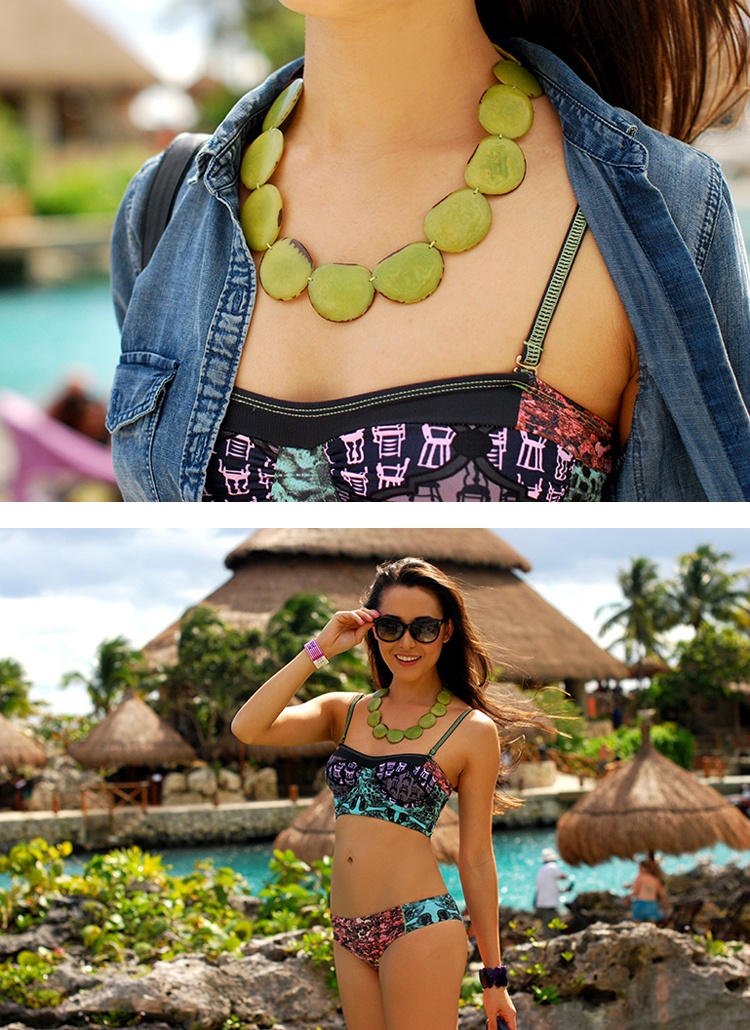 Một yếu tố hay nữa làm nên phong cách mix & match Jessica, đó là chọn phụ kiện cũng phải tương xứng với mùa. Vào mùa hạ, những kiểu trang sức cách điệu hình vân vỏ sò, vỏ ốc đã được Jessica mang ra biển rất sành điệu cùng với bikini.