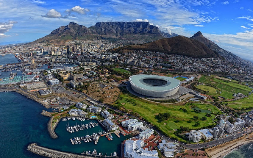 19. Cape Town, Nam Phi  Thành phố Cape Town nổi tiếng với cảng biển lớn nằm bên bờ Đại Tây Dương, đóng vai trò huyết mạch trong giao thông đường biển quốc tế với những cảnh quan tự nhiên tươi đẹp như Vương quốc thực vật Cape, núi Cái Bàn (Table Mountain) và mũi đất Cape vươn dài ra biển. Đây cũng là một trong những địa điểm du lịch hấp dẫn nhất tại đất nước Nam Phi.