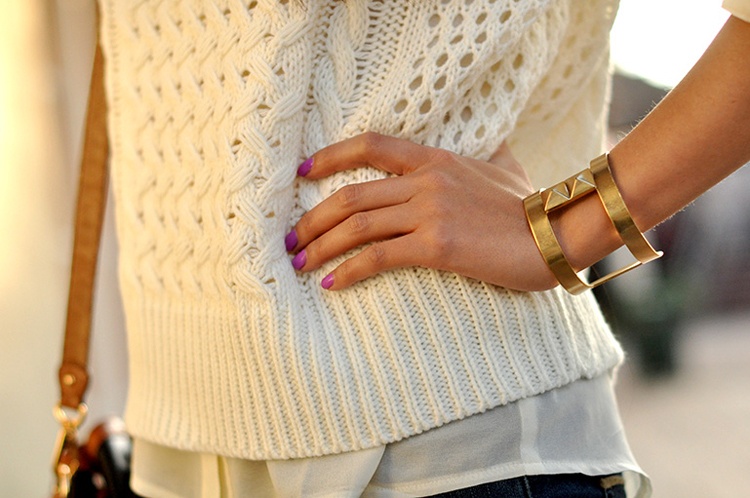Một lời khuyên rất hữu ích mà Jessica dành cho những cô nàng sành thời trang nhưng không muốn tốn quá nhiều chi phí cho phụ kiện, đó là hãy sắm vài kiểu vòng tay cách điệu thật đơn giản, vì đây là loại trang sức rất dễ phối với bất kỳ kiểu trang phục nào.
