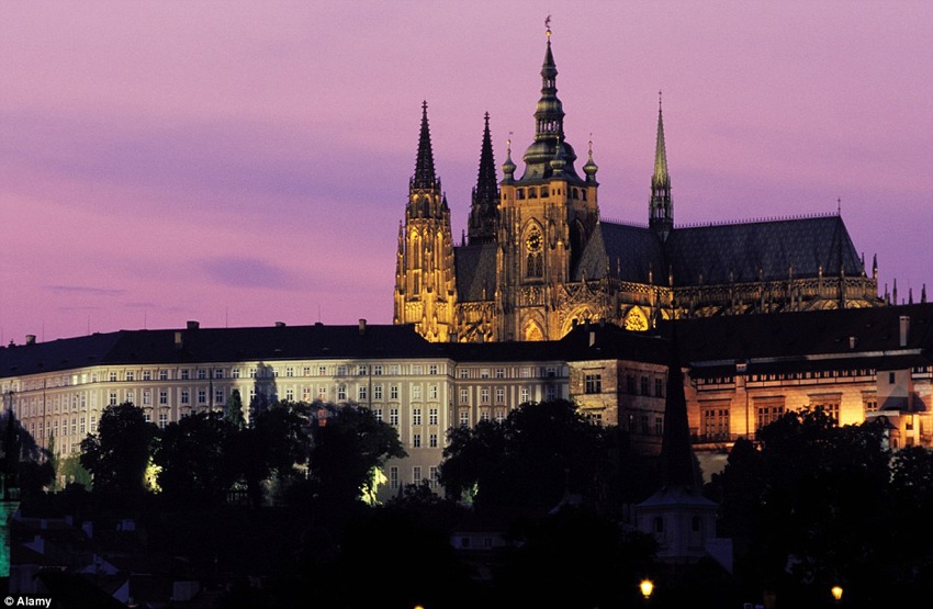 5. Prague, Cộng hòa Czech  Là một trong những thủ đô cổ kính và lãng mạn nhất thế giới, Prague thu hút khách du lịch quốc tế bởi vẻ đẹp văn hóa và kiến trúc rất đặc trưng được xây dựng từ thế kỉ thứ XIII, cũng như những địa điểm tham quan đầy lãng mạn như Cầu Charles – cây cầu gắn đầy ổ khóa tình yêu, những căn nhà sơn màu pastel dịu mát rải rác khắp thành phố …