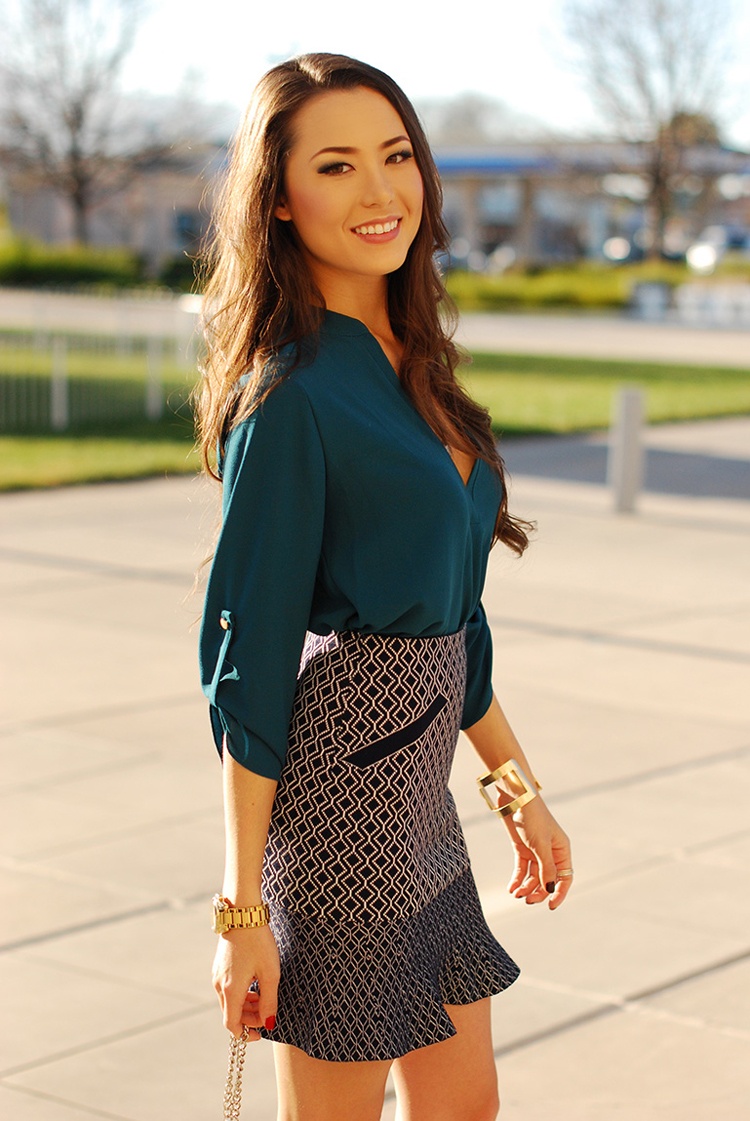 Chiếc vòng tay trơn màu ánh kim vừa có thể kết hợp với những kiểu trang phục đầy nữ tính như đầm suông, váy …