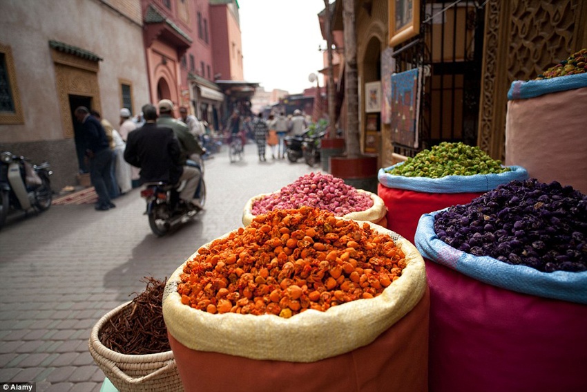 6. Marrakech, Morocco   Là một trong những thành phố lãng mạn nhất trên thế giới, Marrakech hay còn gọi là “Thành phố Đỏ” có không gian đậm chất Ả Rập với những cánh hoa hồng, những chiếc đèn lồng thắp sáng và tiếng nhạc Gwana, giúp du khách có những trải nghiệm đầy thú vị khi đến đây như dừng chân bên đường để thưởng thức một tách trà bạc hà hoặc cà phê đậm đặc, hay xem các buổi biểu diễn điều khiển rắn bằng âm nhạc ở Quảng trường Trung tâm Jemaa al Fna.