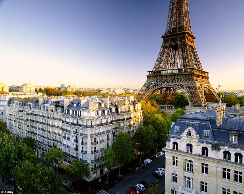 7. Paris, Pháp  Dù bị tụt đến 6 bậc so với năm trước, nhưng Thủ đô Paris vẫn chứng tỏ sức quyến rũ mạnh mẽ trong lòng du khách quốc tế, với những địa điểm tham quan nổi tiếng đẹp lãng mạn như Cung điện Versailles, Tháp Eiffel, Khải Hoàn Môn …
