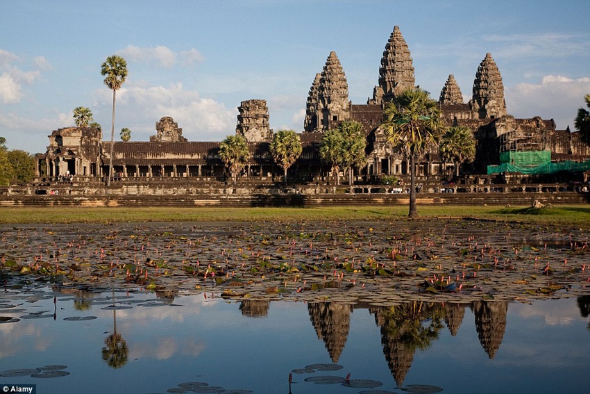 9. Siem Reap, Campuchia  Thành phố Siem Reap, nằm ở phía Tây Bắc Campuchia đã tăng đến 14 bậc trong bảng xếp hạng năm nay nhờ vào lối kiến trúc thuộc địa Pháp cổ kính, những nhà hàng và quán ăn ngon, cũng như có nhiều điểm tham quan hấp dẫn như khu Tràm chim gần hồ Tonlé Sap, khu Di Sản Thế Giới Angkor Wat…
