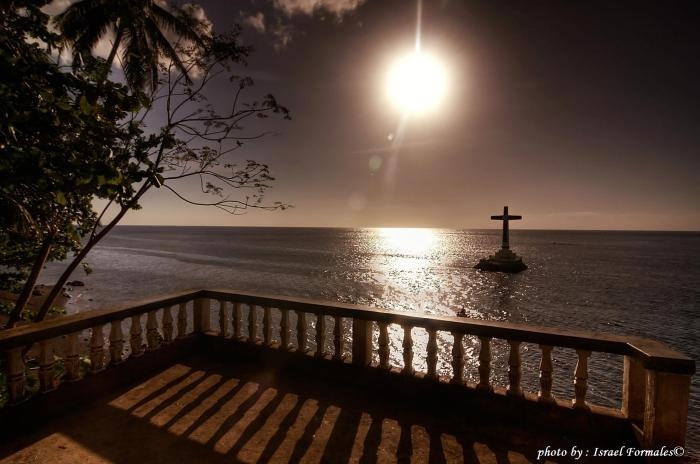 Hình ảnh cây thánh giá trở thành một chủ đề ưa thích của các nhiếp ảnh gia và nó là một điểm nhấn cho những bức ảnh đáng kinh ngạc của hoàng hôn và bình minh trên đảo Camiguin. 