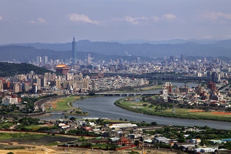 Bei Tou là một lò đốt chất thải nằm ở thành phố Đài Bắc của Đài Loan, mỗi ngày lò đốt cháy hơn 1.800 tấn rác mà cư dân trong thành phố thải ra. Lò đốt cũng là một nhà máy điện có thể tạo ra một năng lượng điện đỉnh cao đạt 48 MW từ chất thải đốt.