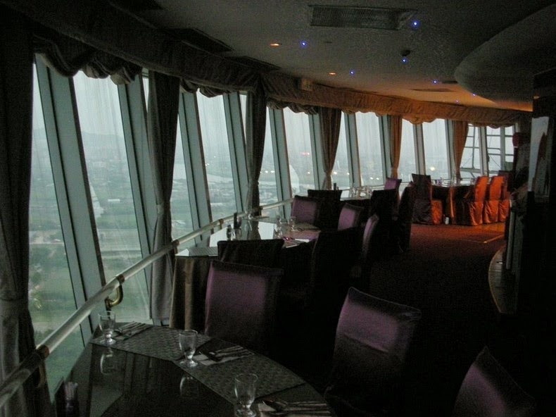 Nhà hàng mang tên “Star Catcher” được xây dựng với chi phí 250 triệu đô la và mở cửa cho kinh doanh vào tháng 1/2000. Lò đốt được khánh thành vào năm 1991. Để làm cho chất lượng không khí an toàn ở nhà hàng, lò đốt rác được trang bị các thiết bị chống ô nhiễm đặc biệt.